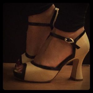 Marchez Vous Woven Raffia Peep Toe